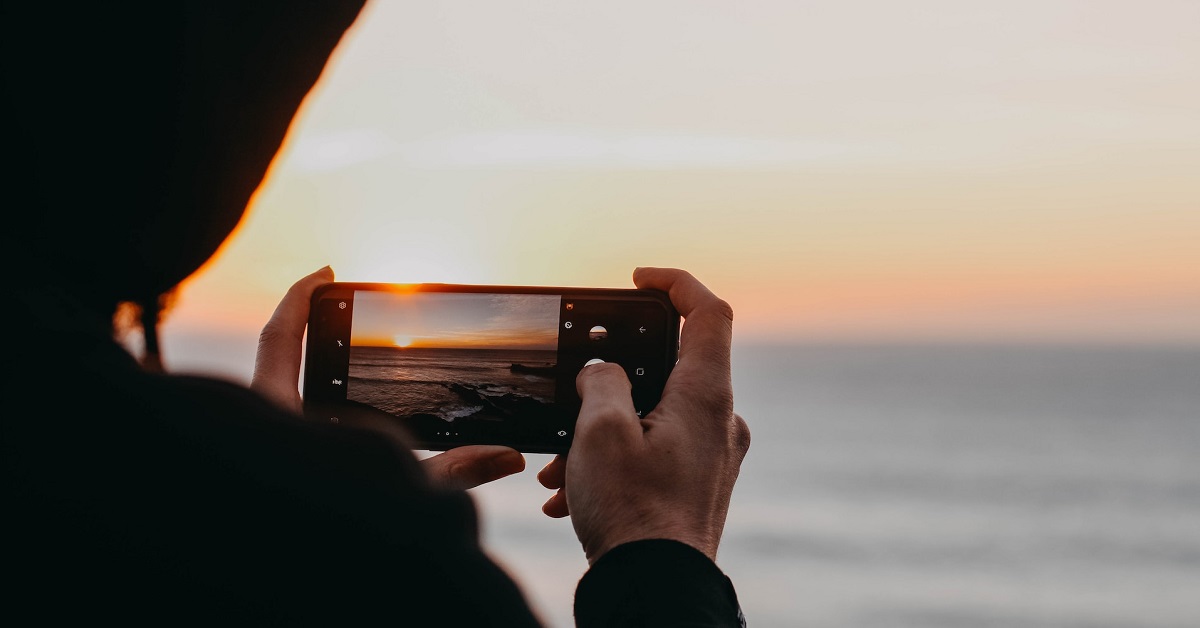 γέφυρα πλοίου με ναυτικό που κρατά κινητό