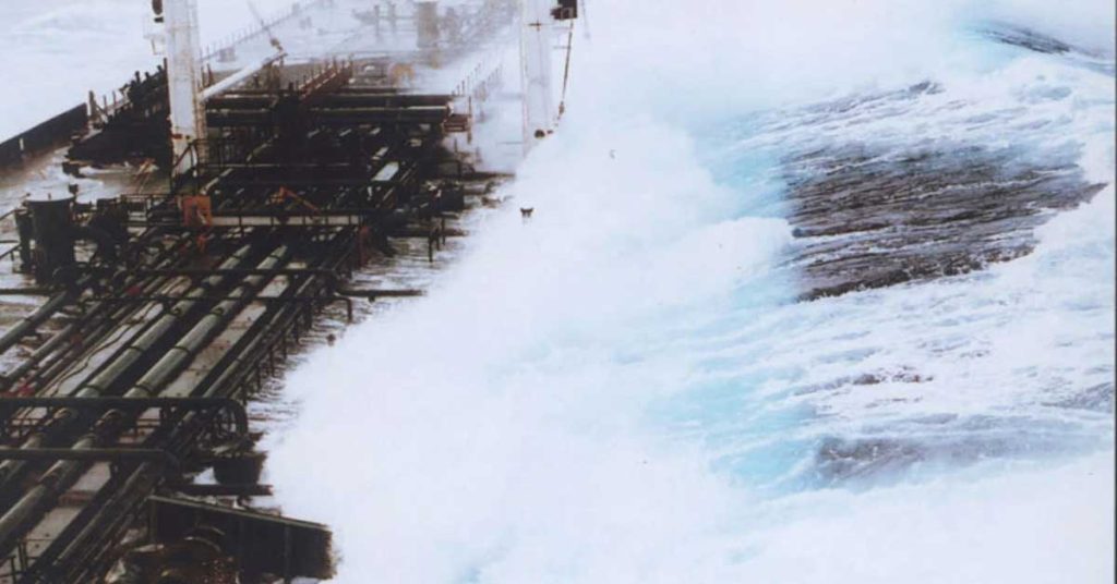 Η πιο διάσημη φωτογραφία στη ναυτιλία: Πλοίο αντιμέτωπο με rogue wave 30 μέτρων
