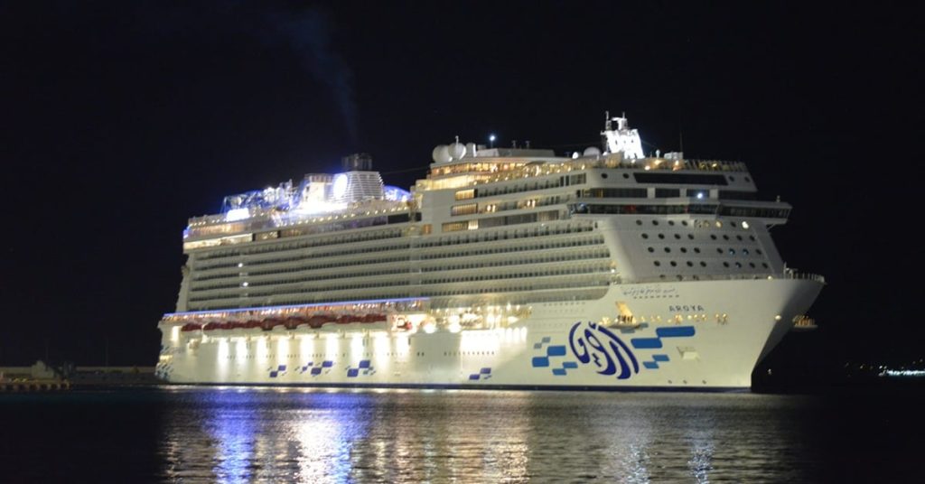 Το κρουαζιερόπλοιο “AROYA” για πρώτη φορά στο λιμάνι του Πειραιά (video)