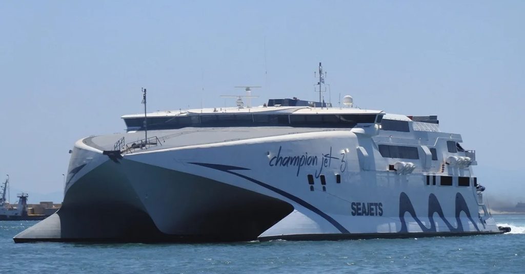 Το Champion Jet 3 προσέκρουσε στο λιμάνι της Πάρου - Άμεση αντίδραση της SEAJETS
