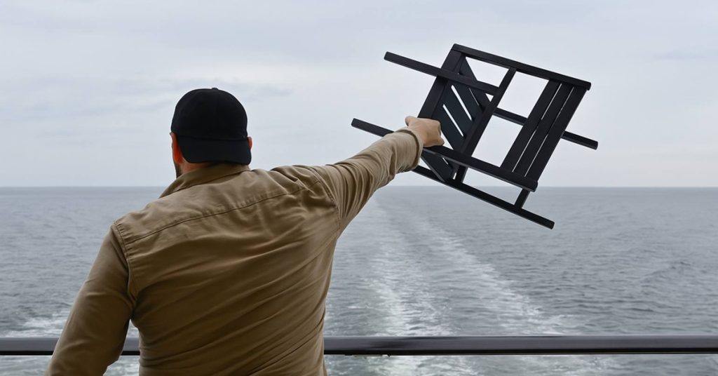 Έπινε για 12 ώρες και πέταξε τα έπιπλα της καμπίνας στην θάλασσα- Πρόστιμο «μαμούθ»