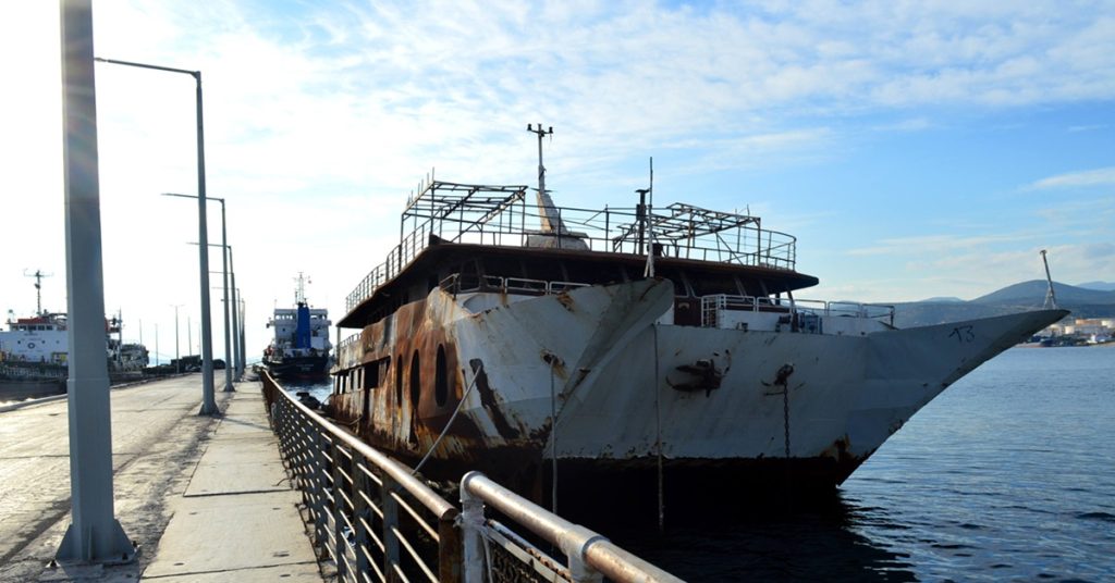 Τοξικά πλοία και ναυάγια φεύγουν από την Ελευσίνα