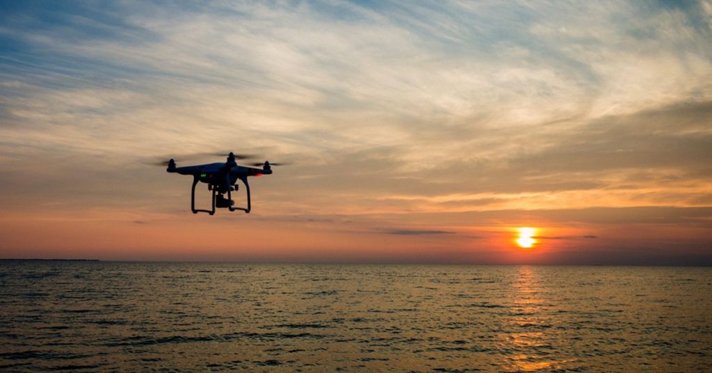 Μυστήριο με την ξαφνική εμφάνιση drones κοντά σε φορτηγά πλοία