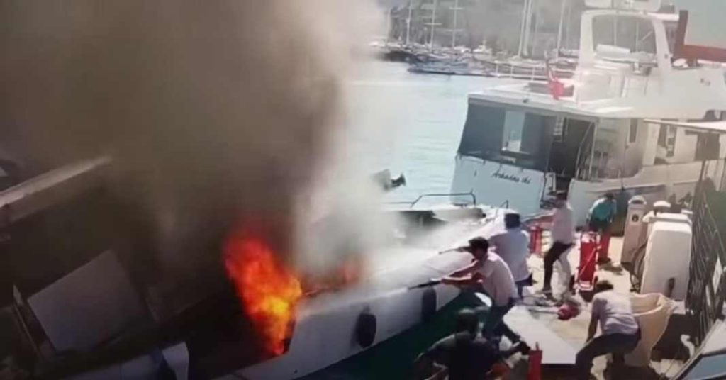 Τρομακτική έκρηξη σκάφους στην Τουρκία - Από θαύμα γλίτωσαν οι επιβάτες (video)