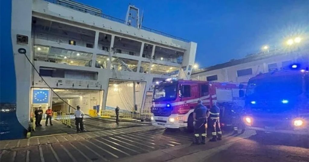 Πανικός στους επιβάτες από την πυρκαγιά στην ηλεκτρογεννήτρια επιβατικού πλοίου