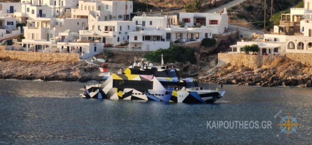 Ένα πλωτό έργο τέχνης στο λιμάνι της Σίφνου