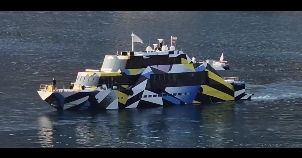«GUILTY»: Ένα πλωτό έργο τέχνης στο λιμάνι της Σίφνου (video)