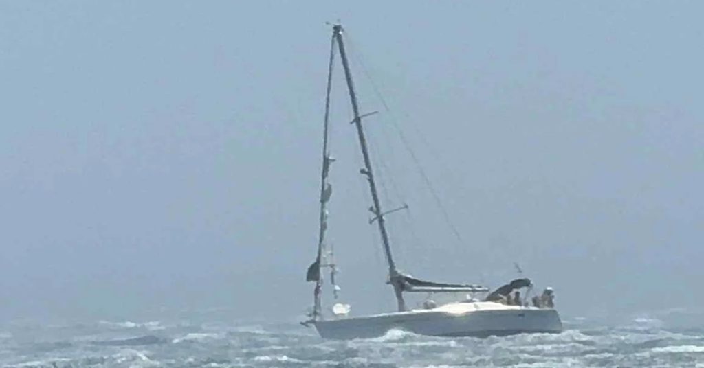 Μάχη με τα κύματα για ιστιοφόρο στην Τήνο (video)