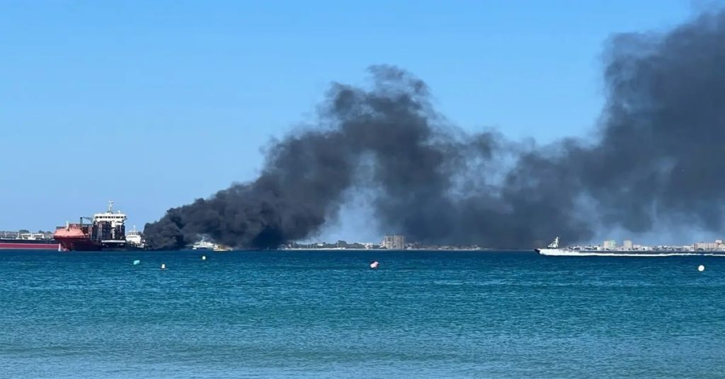 Παρανάλωμα του πυρός λάντζα που ήταν δίπλα σε πλοίο- Το πλήρωμα πήδηξε στη θάλασσα για να σωθεί (video)