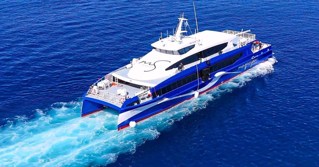 Το Magic 2 αναχωρεί από Ύδρα με μια εντυπωσιακή περιστροφή 180° μοιρών! (video)