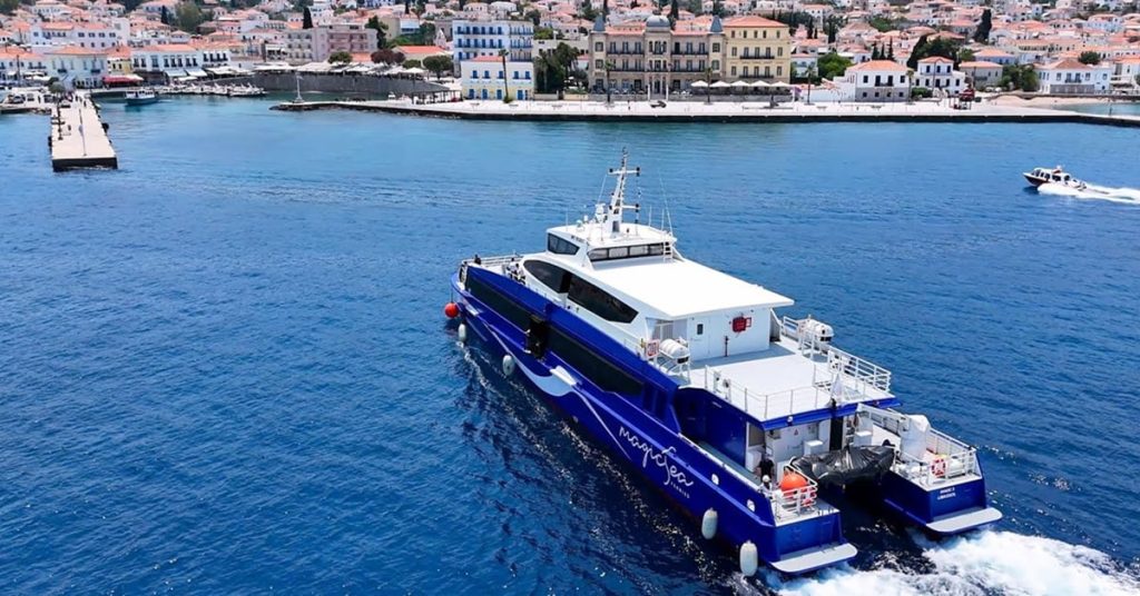 Εντυπωσιακή άφιξη στις Σπέτσες για το νεώτερο σκάφος της ακτοπλοΐας! (video)