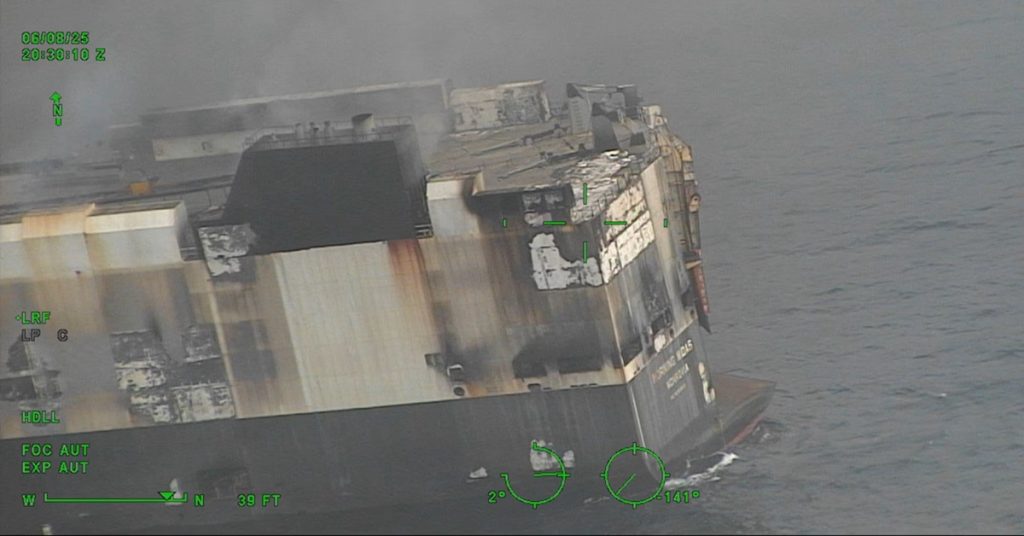 Πλοίο με αυτοκίνητα αξίας εκατοντάδων εκατομμυρίων δολαρίων βυθίστηκε στον Ειρηνικό!