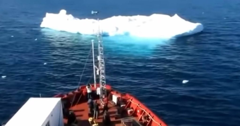 Έπεσε πάνω σε παγόβουνο με 11 κόμβους – Τρελό ή απόλυτα υπολογισμένο; (video)