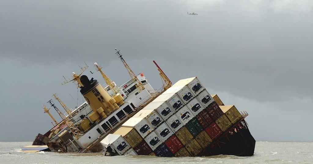 Πλοίο μεταφοράς κοντέινερ βυθίστηκε στα ανοικτά του Ομάν- 20 ναυτικοί διασώθηκαν