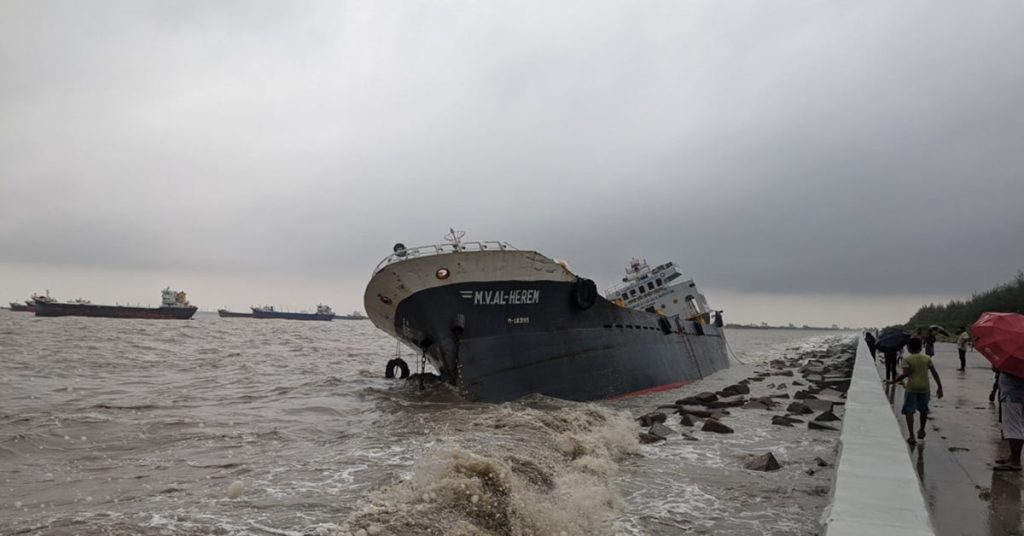 Βίντεο: Δεκάδες πλοία έχουν προσαράξει λόγω των Μουσώνων