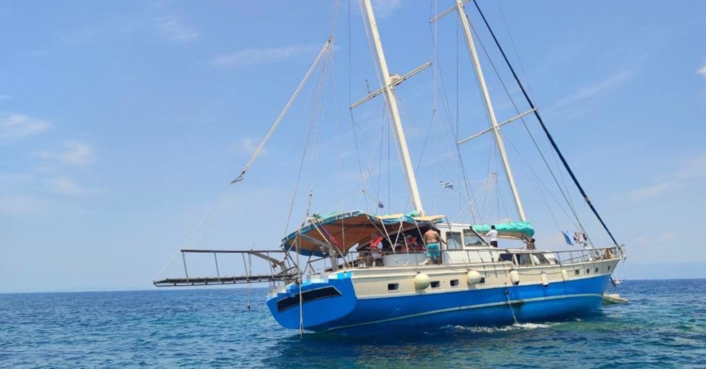ΒΙΝΤΕΟ: Τουριστικό σκάφος προσάραξε στους Παξούς