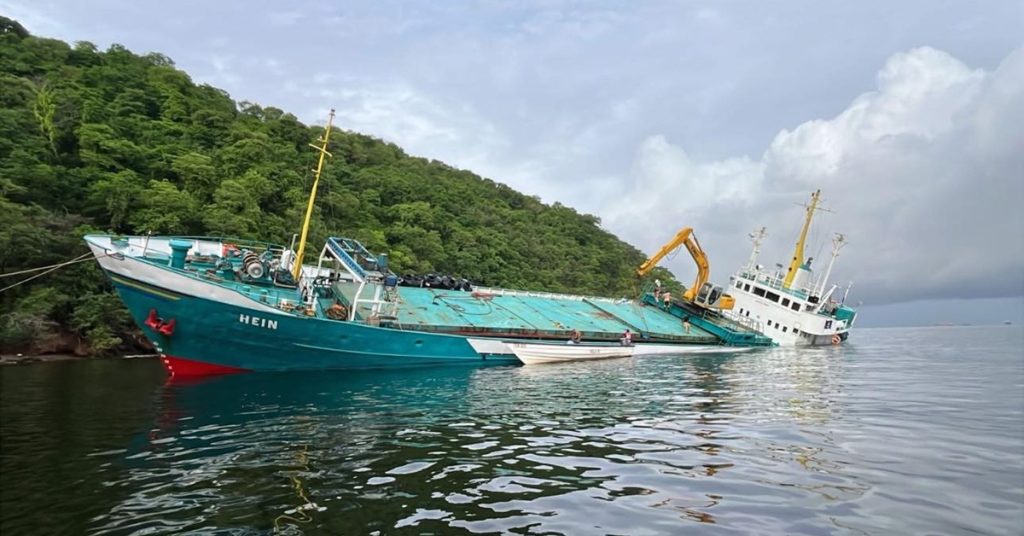 Ακόμη μία προσάραξη πλοίου προκαλεί ανησυχία για θαλάσσια ρύπανση