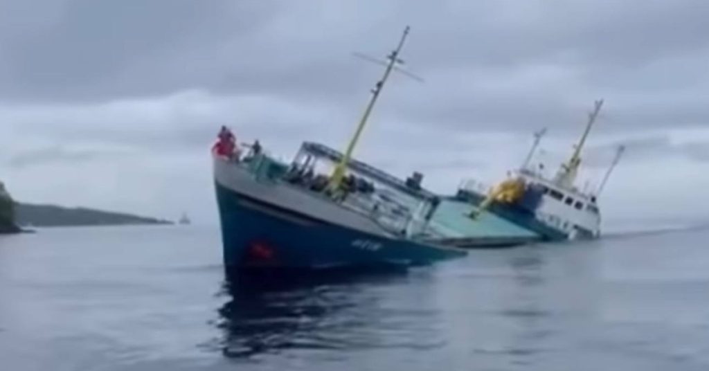 Η στιγμή που προσαράζει το πλοίο Hein- ανησυχία από την διαρροή πετρελαίου και λαδιού (video)