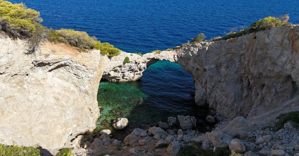Σπηλιά της Φώκιας: Η κρυμμένη παραλία που δεν την βλέπει ποτέ ο ήλιος (video)