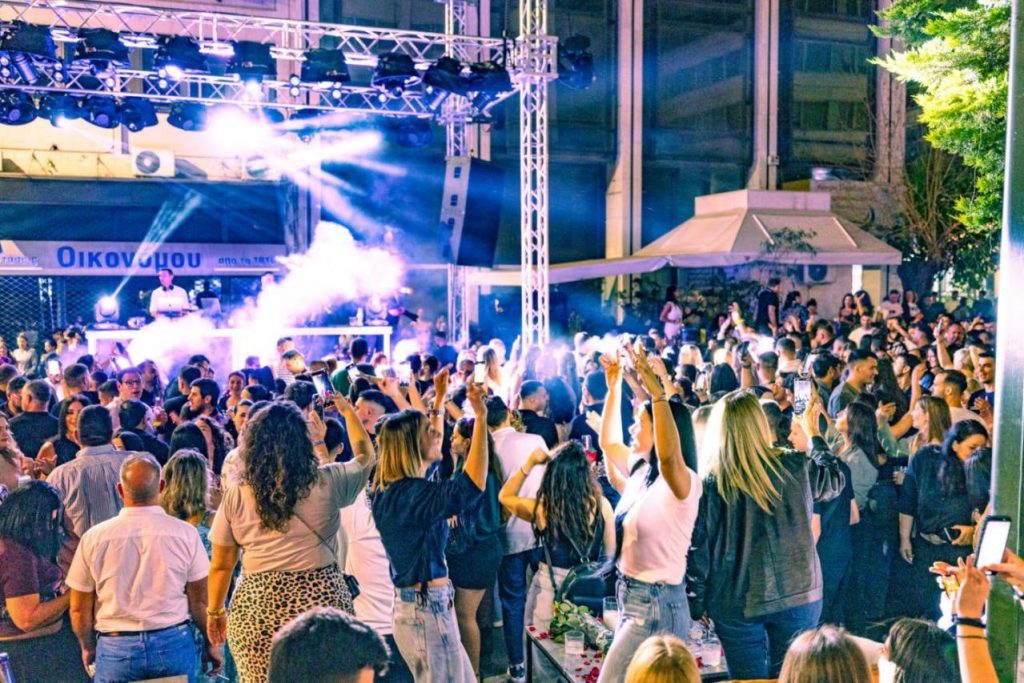 Χιλιάδες κόσμου στο φαντασμαγορικό Street Party του Πειραιά