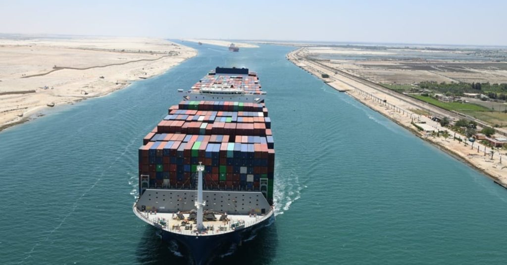Με συνοδεία και φόβο πέρασε το πρώτο mega-boxship το Σουέζ μετά από 15 μήνες