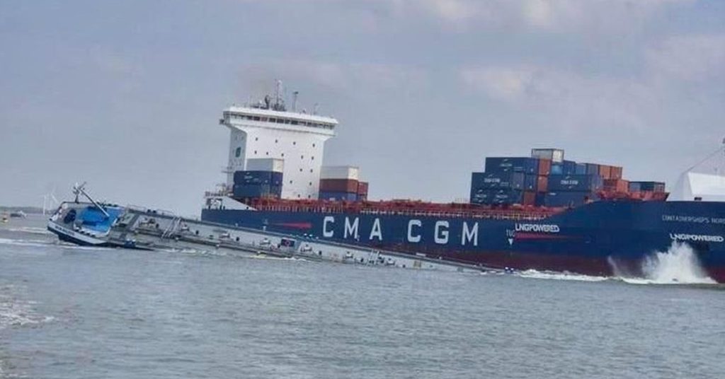 Σύγκρουση πλοίου κοντέινερ με φορτηγίδα- Ηρωικός καπετάνιος κατάφερε να διασώσει 2 μέλη του πληρώματος (video)