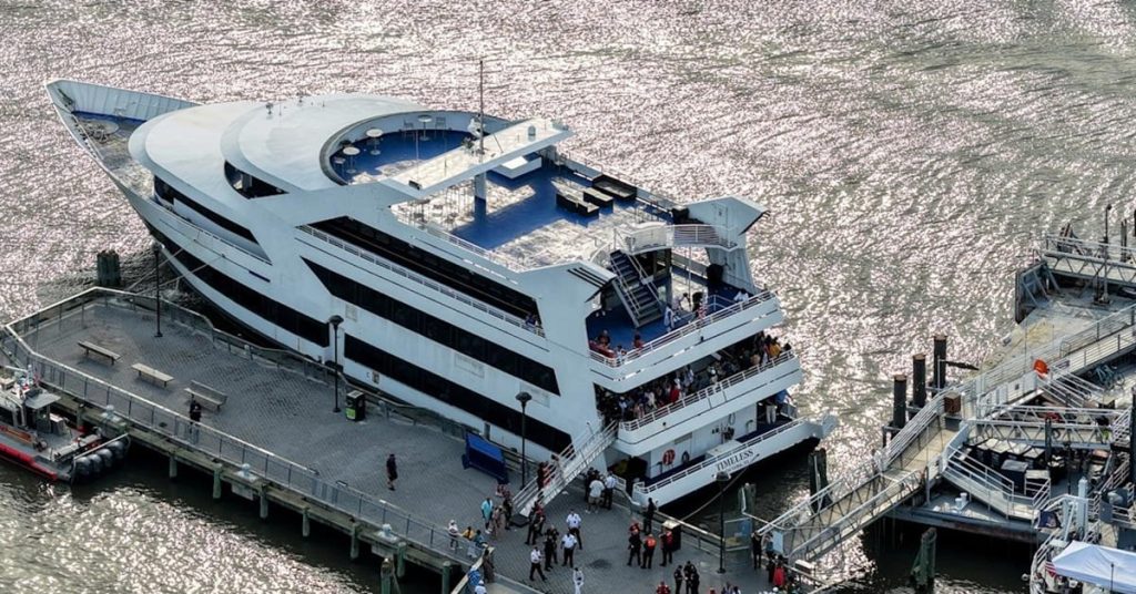 Χάος από την πρόσκρουση πλοίου με 400 άτομα σε προβλήτα στη νέα Υόρκη- Δεκάδες τραυματίες