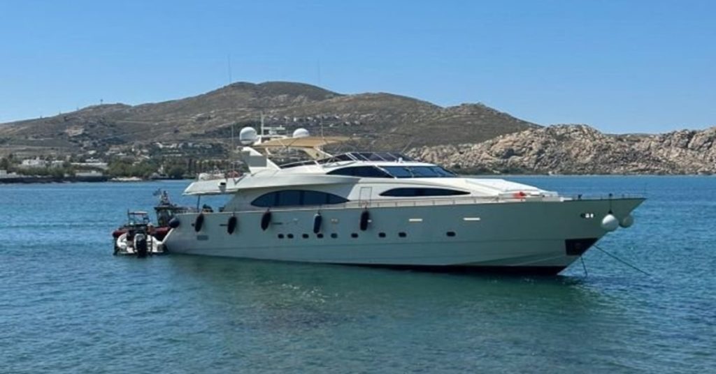 Θαλαμηγός προσέκρουσε σε ύφαλο στη Νάουσα Πάρου (photo)