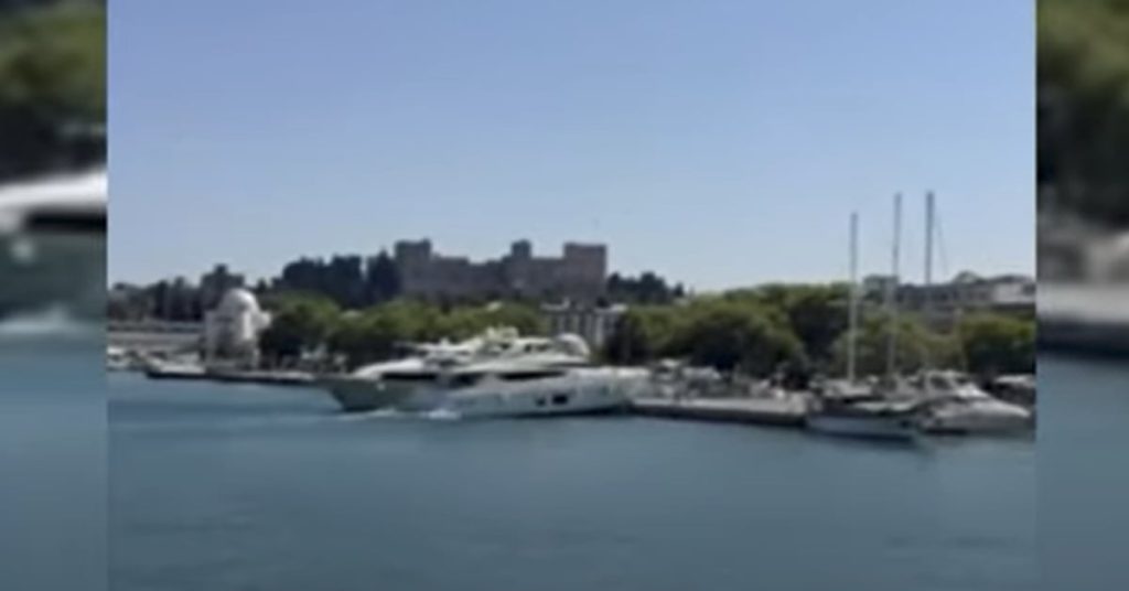 Πολυτελής Θαλαμηγός «καρφώθηκε» στην προβλήτα στην Ρόδο! (video)