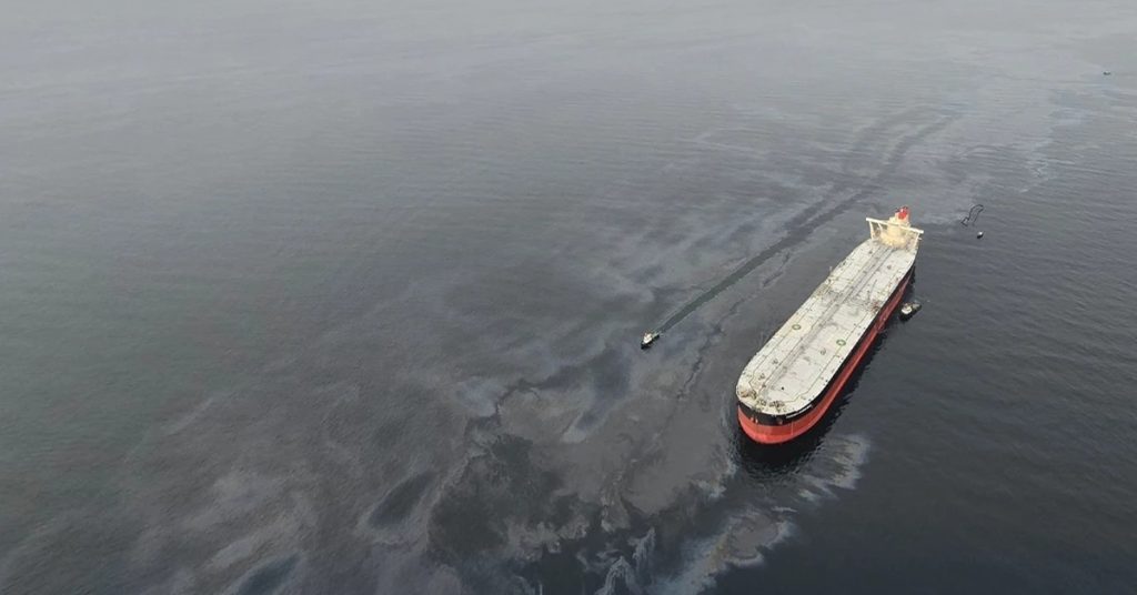Σούπερ τάνκερ αποσυνδέθηκε από αγωγό πετρελαίου λόγω καταιγίδας - Προκλήθηκε πετρελαιοκηλίδα