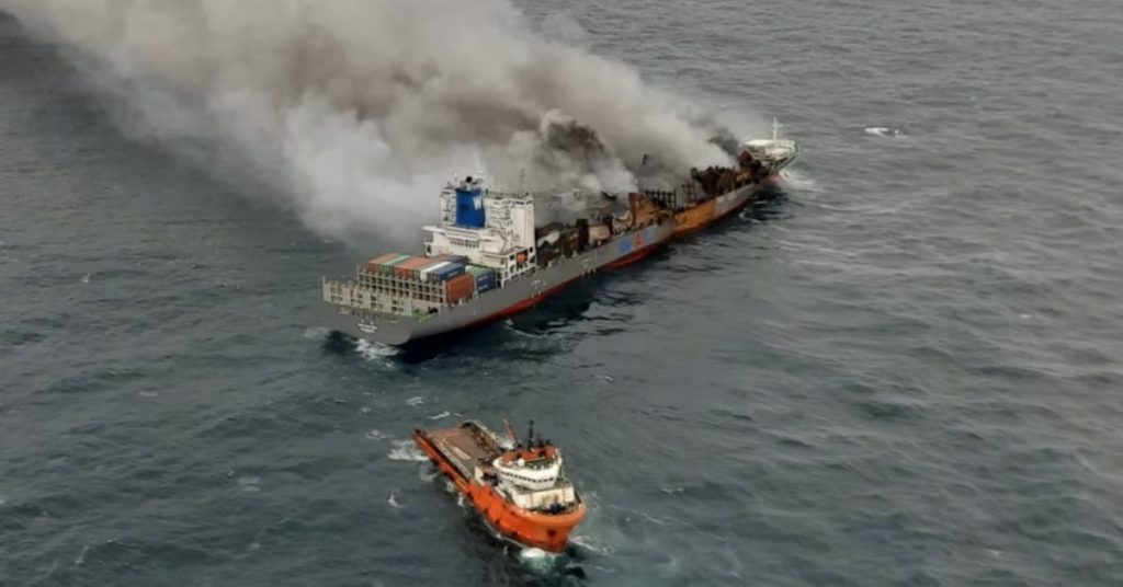 Συνεχίζει να φλέγεται για δύο εβδομάδες το Wan Hai 503- Ανησυχίες για την ευστάθεια του