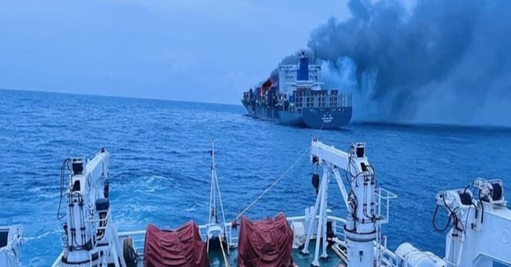 Συνεχίζεται η γιγαντιαία επιχείρηση για την διάσωσή του φλεγόμενου πλοίου Wan Hai 503