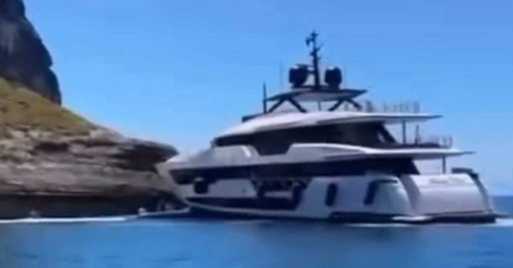Στα εμβληματικά βράχια της Κορσικής έπεσε πολυτελές γιοτ 43 μέτρων! (video)