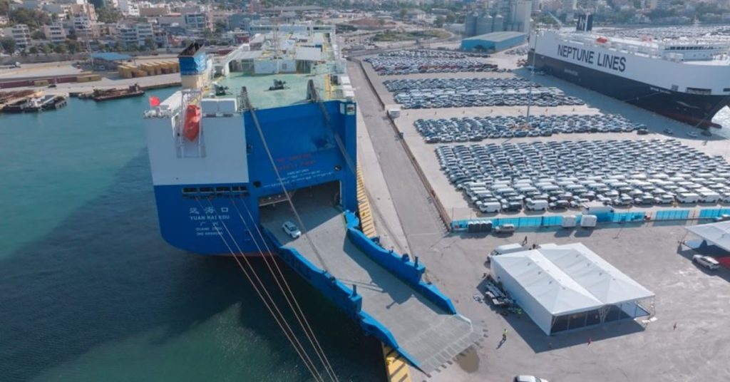 Ιστορική στιγμή στον Πειραιά με την άφιξη του «Yuan Hai Kou», του πράσινου γίγαντα
