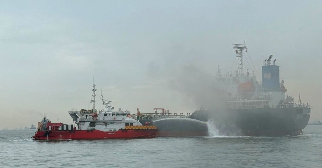 Συναγερμός για πυρκαγιά σε αγκυροβολημένο τάνκερ στη Σιγκαπούρη