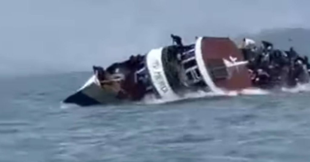 Συγκλονίζει το βίντεο με την ανατροπή του ferry στο Μπαλί- 7 νεκροί, δεκάδες αγνοούμενοι