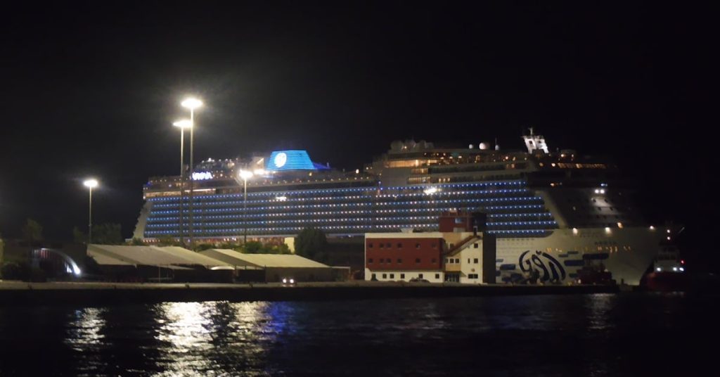 Λιμάνι Πειραιά: LED show… από κρουαζιερόπλοιο (video)