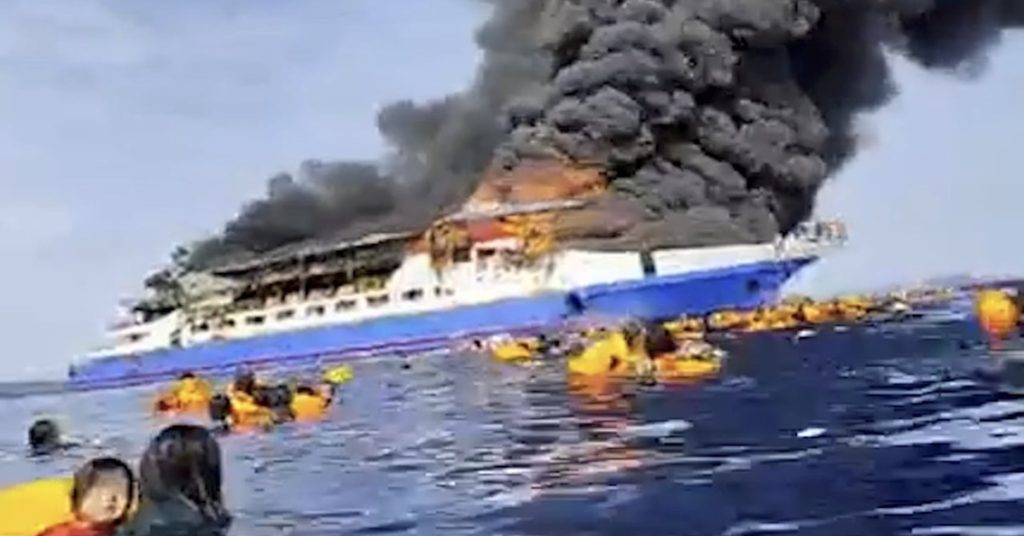 Στο στόχαστρο ο καπετάνιος του καμένου ferry με τους εκατοντάδες επιβάτες