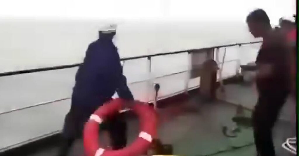Πάλευε για μέρες στον ωκεανό- Η συγκινητική στιγμή που διασώθηκε από ένα εμπορικό πλοίο