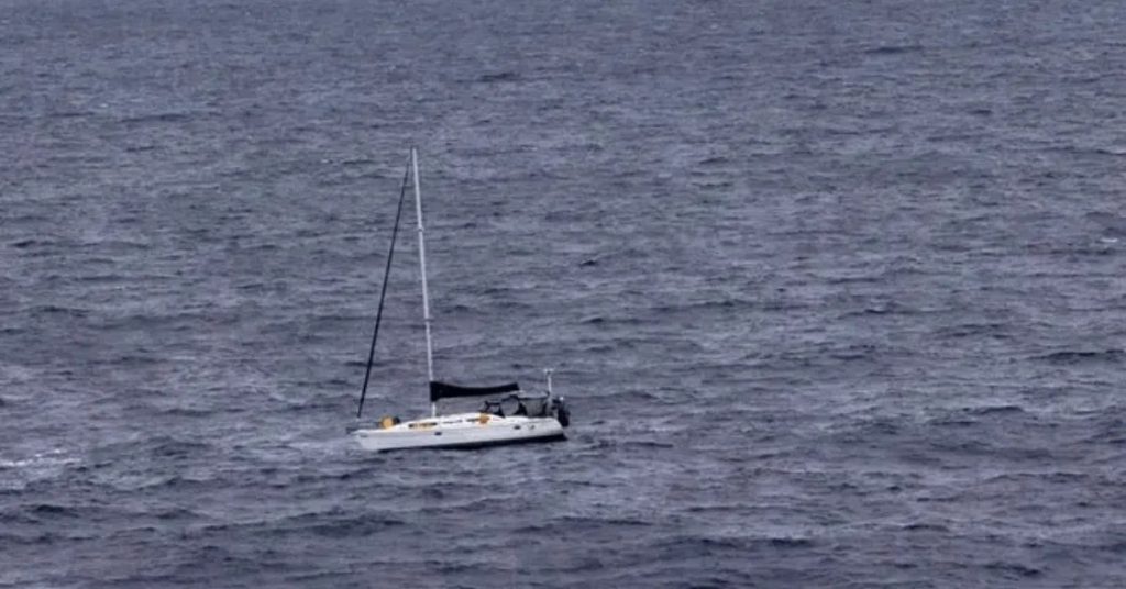 Ακυβέρνητο ιστιοφόρο στη μέση του Ειρηνικού: Δύο άνθρωποι σώθηκαν την τελευταία στιγμή!