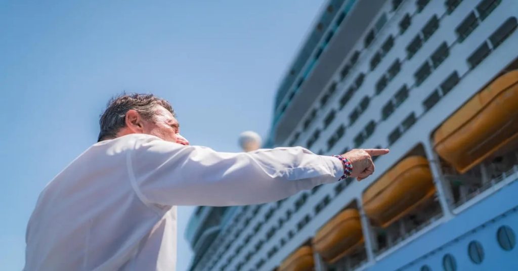 Σόου από τον δήμαρχο της Νίκαιας που προσπάθησε να επιβιβαστεί σε κρουαζιερόπλοιο της Royal Caribbean (video)