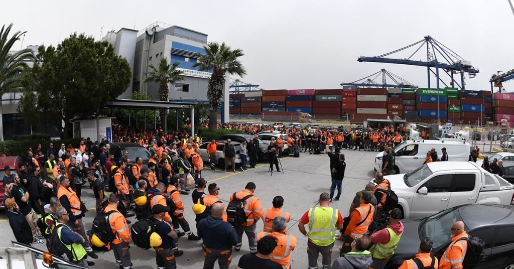 Πειραιάς: Μπλόκο σε πλοίο με πολεμικό φορτίο προς Ισραήλ ετοιμάζουν οι λιμενεργάτες