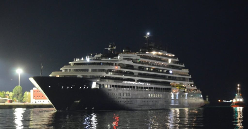 Evrima: Το πολυτελές cruise yacht φτάνοντας στον Πειραιά (video)