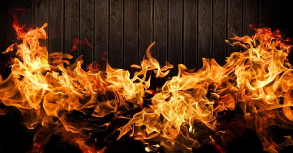 Πυρκαγιά σε κοντέινερ με οχήματα σε πλοίο στο Κερατσίνι