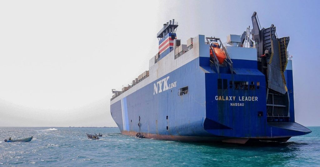 Γιατί το Ισραήλ «χτύπησε» το πλοίο μεταφοράς αυτοκινήτων που είχαν καταλάβει οι Χούθι;