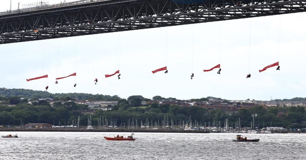Ακτιβιστές της Greenpeace κρεμάστηκαν από γέφυρα για να μπλοκάρουν πλοίο μεταφοράς LNG!