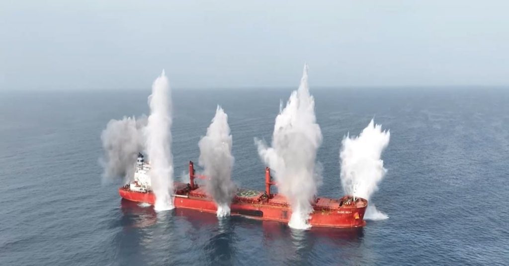 Οργή έχουν προκαλέσει τα χτυπήματα σε εμπορικά πλοία, με νεκρούς και τραυματίες ναυτικούς