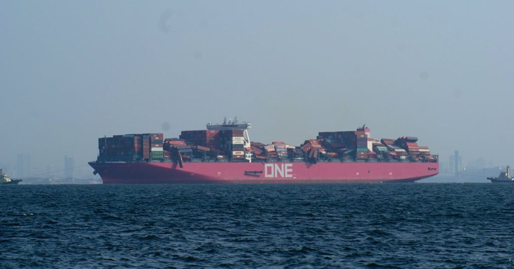 Καταιγίδες, πυρκαγιές και λάθη: Πλοία κοντέινερ χάνουν φορτία σε κρίσιμα σημεία του πλανήτη