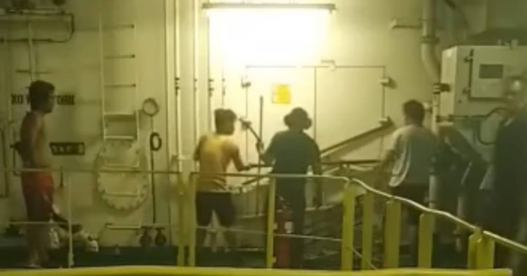 Α’ μηχανικός κλείδωσε πειρατές στο μηχανοστάσιο! - Βίντεο ντοκουμέντο