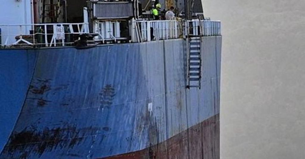 Σε κρίσιμη κατάσταση 66χρονος πλοηγός που έπεσε από τη σκάλα κατά την επιβίβασή του σε πλοίο